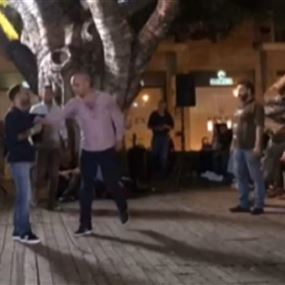بالفيديو: الاعتداء على زياد عيتاني اثناء ندوة له في وسط بيروت