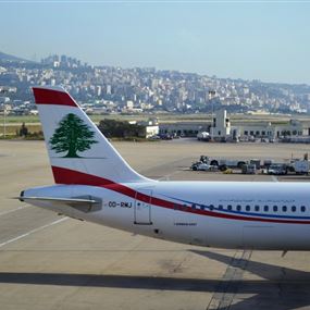 فضيحة جديدة في مطار بيروت: تدفق فيول من طائرة على الأرض!