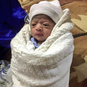 بالصور: طفل حديث الولادة مرمي امام الجامع!