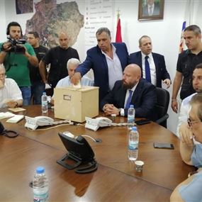 بالفيديو: إشكال بين أعضاء بلدية طرابلس بعد سحب الثقة من الرئيس
