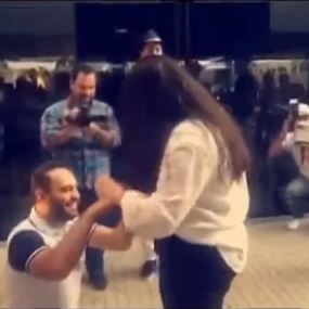 بالفيديو: إعلامي لبناني يطلب يد حبيبته في مطار بيروت
