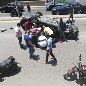 بالصورة: صحافي ومحلل سياسي يتعرض لحادث سير مروع