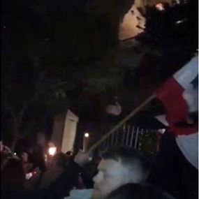 تجمّع عدد من المحتجين أمام منزل الصحناوي في الأشرفية (فيديو)