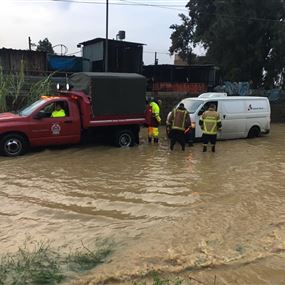 بالصور.. انقاذ مواطنين حجزتهم الأمطار في زوق مكايل