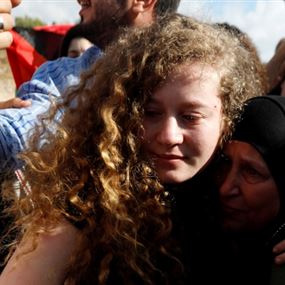 إسرائيل تفرج عن عهد التميمي ووالدتها.. شاهد أول لحظات الإفراج