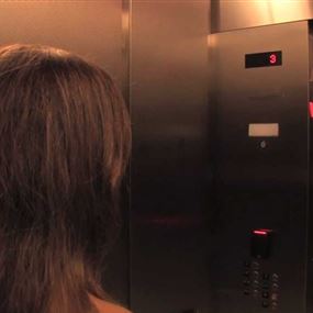 سوري تحرّش بامرأة فرنسية داخل مصعد المبنى في الأشرفية