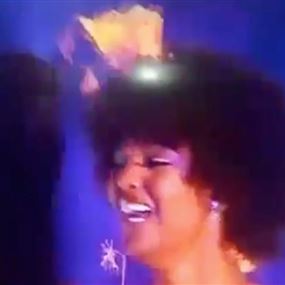 بالفيديو: النيران تشتعل بشعر ملكة جمال أفريقيا لحظة تتويجها!
