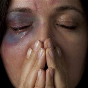 آثار العنف ضدّ المرأة.. معاناة مريرة!