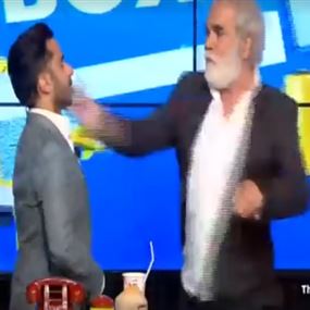 بالفيديو: رفيق علي احمد يصفع بيار الرباط على الهواء مباشرة!