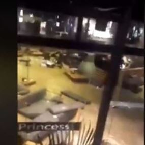 بالفيديو: المياه تبتلع مطعما مع زبائنه في مصر