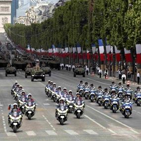 تصادم دراجتين ناريتين للشرطة الفرنسية أمام أعين ماكرون (فيديو)