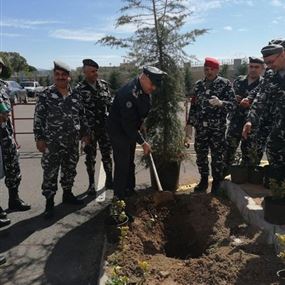 العقيد عبدو خليل يغرس مع ضباط وعناصر سريته 320 شجرة في صور