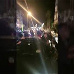 بالفيديو: تظاهرة أمام منزل سمير الخطيب