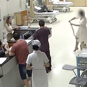 ثعبان افترس يدها وظل متعلقا بها حتى وصولها إلى المستشفى (فيديو)