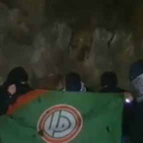 بالفيديو: ملثمون يحرقون علم حركة أمل ويهددون محمد رعد