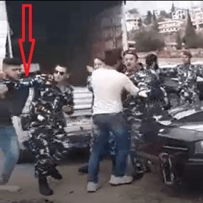 بالفيديو: حاول سرقة مسدس ضابط في قوى الأمن فنال نصيبه!