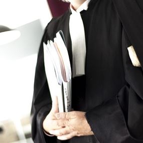 قرار قضائي بمنع محام من مزاولة المهنة