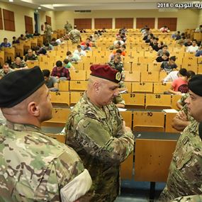 قائد الجيش تفقد مركز الامتحانات للمرشحين للتطوع بصفة تلميذ ضابط