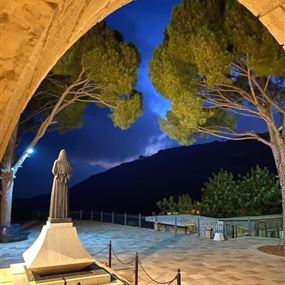 ما حقيقة ظهور النور قرب قبر القديسة رفقا في جربتا؟