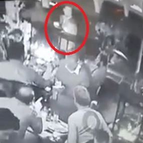 بالفيديو: بخفة وسرعة سرق حقيبتها من داخل أحد مطاعم بيروت