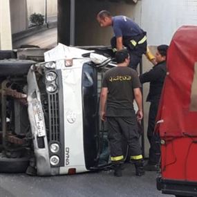 بالصور.. انقلاب شاحنة داخل نفق البربير