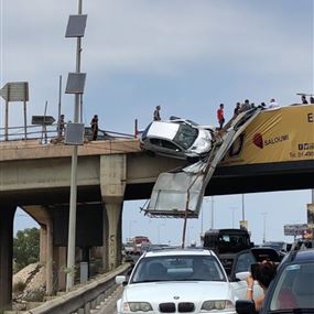 بالصور: سيارة كادت أن تسقط من على جسر الرويال