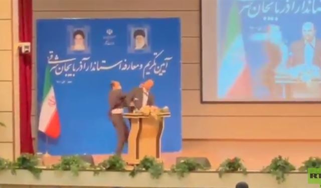 محافظ إيراني يتلقى صفعة قوية على المنصة أمام وزير الداخلية (فيديو)