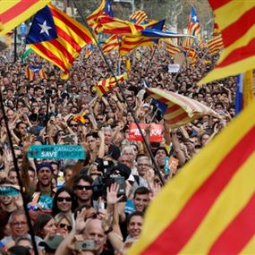 رئيس وزراء إسبانيا يقيل رئيس إقليم كتالونيا وحكومته