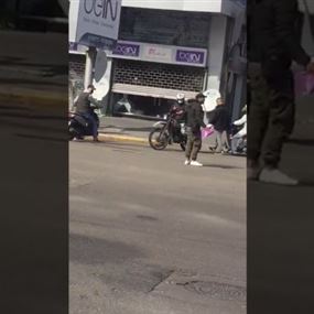 بالفيديو: شاب يحاول احراق نفسه في بيروت بسبب محضر ضبط