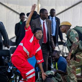 بالصور: نجاة رئيس زيمبابوي من انفجار أثناء تجمع انتخابي