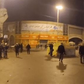شبان يرشقون مبنى سرايا طرابلس بالحجارة (فيديو)