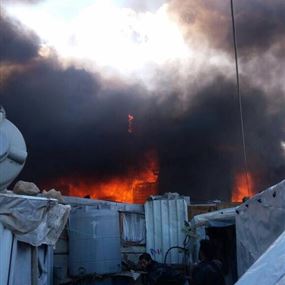 قتلى وجرحى إثر حريق داخل مخيم للنازحين السوريين