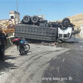 بالصورة: إنقلاب شاحنة على طريق ضهر البيدر