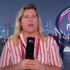 مراسلة تلفزيونية تتعرض للسرقة على الهواء في قطر.. (فيديو)
