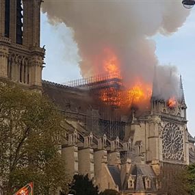 بالفيديو والصور: النيران تلتهم كاتدرائية نوتردام في باريس