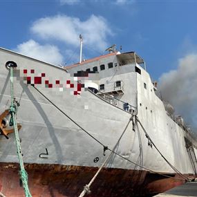 اخماد حريق واخلاء عمال سفينة راسية عند مرفأ بيروت (صور)