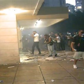 بالفيديو.. الأهالي والمحتجون يقتحمون المبنى الذي يسكنه محمد فهمي