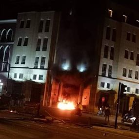 بالفيديو: اضرام النار في مدخل مبنى جمعية المصارف في بيروت