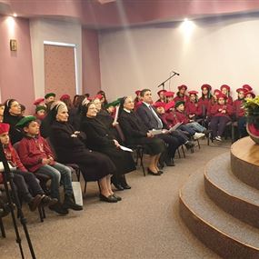 كاهن بريطاني باع ما يملك واختار مساعدة الصُمّ في لبنان