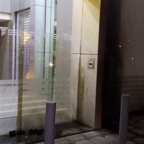 القاء قنابل مولوتوف على مدخل مصرف في الشويفات
