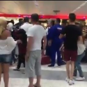 بالفيديو: اشكال وتضارب في مطار بيروت