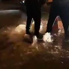 ساحة الاعتصام في وسط بيروت تغرق بالمياه... (فيديو)