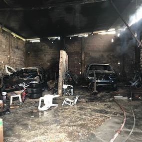بالصور: اخماد حريق داخل سيارتين ومنزل في كفرشيما