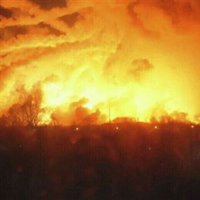 بالفيديو: انفجار مستودع أسلحة ضخم في مدينة أوكرانية