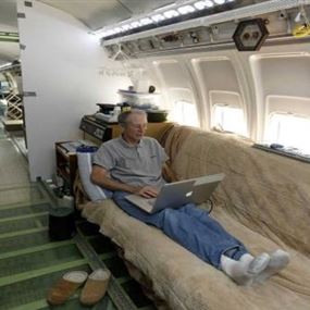 مهندس أميركي يحول طائرة بوينغ 727 إلى منزل يعيش فيه