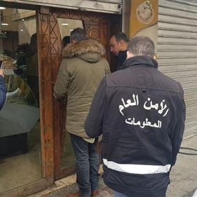 اقفال محل لبيع لحوم الدواجن يشغله أحد السوريين