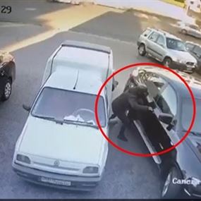 بالفيديو: نشل حقيبة سيدة من داخل سيارة في الزلقا