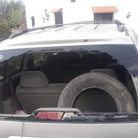 بالصور: القاء قنبلة على سيارة مواطن قرب بلدية طيردبا