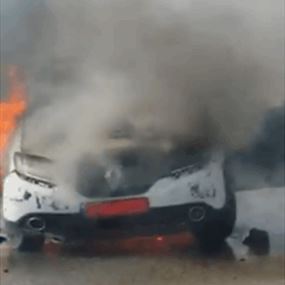 بالفيديو.. سائق تاكسي يشعل النار بسيارته عند تقاطع المدينة الرياضية