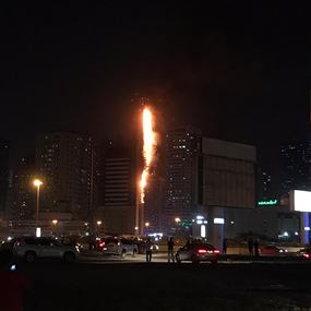 حريق هائل في واجهة أحد أبراج إمارة الشارقة بدولة الإمارات